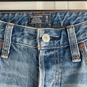 Low rise slim fit boyfriend jeans